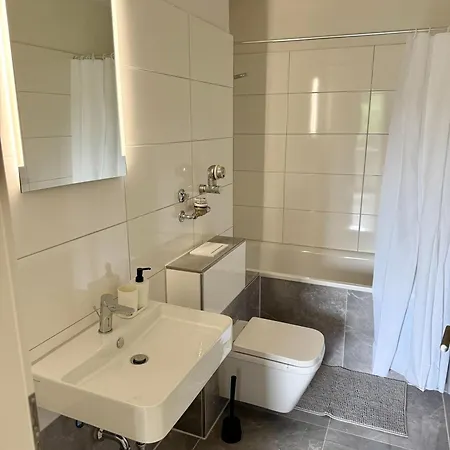 Comfy Modern 4-bed Apartment, Wifi, 20min Dus, 5min A46 ארקראת'