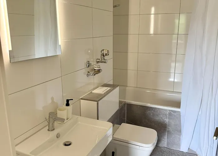 Comfy Modern 4-bed Apartment, Wifi, 20min Dus, 5min A46 Erkrath